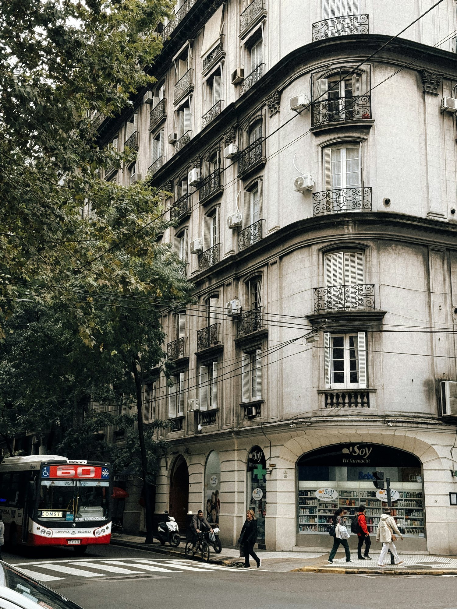 Eckhaus an einer Hauptstraße in Buenos Aires