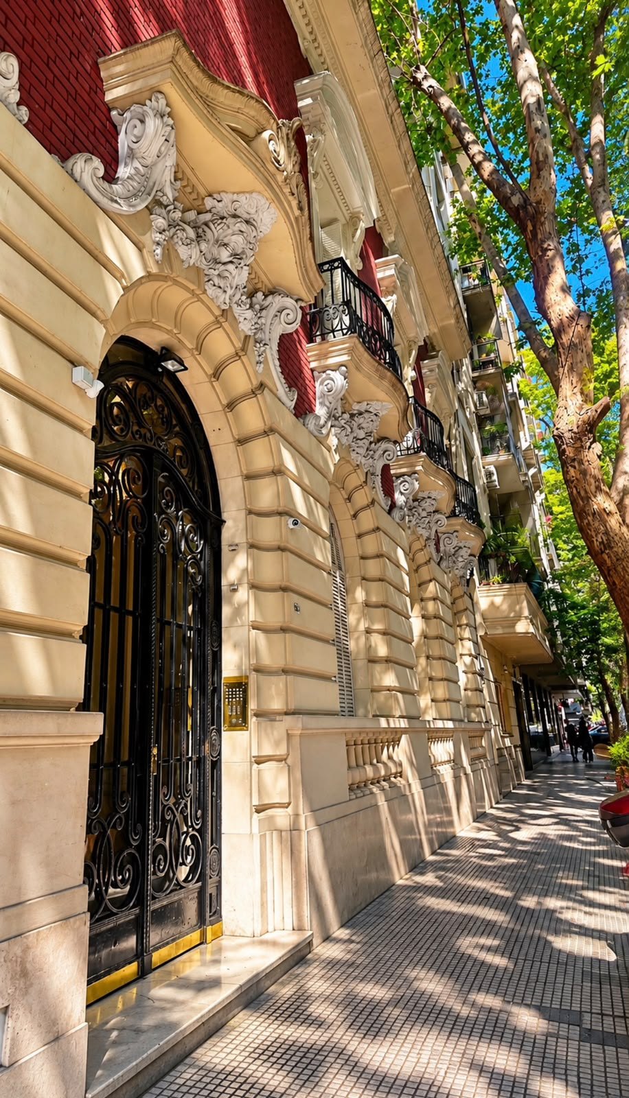 Altbaufassade in einem Straßenzug von Buenos Aires