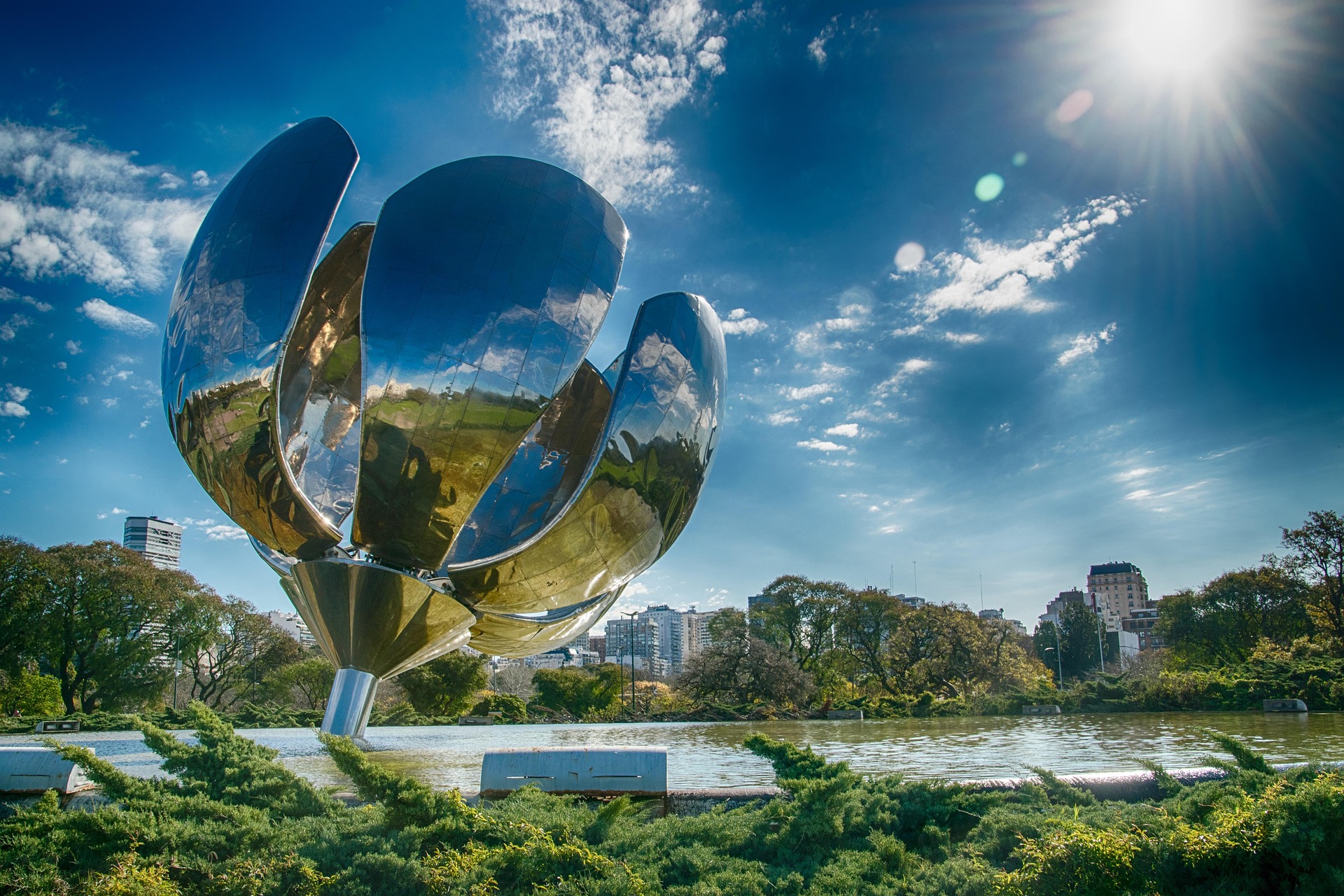 Floralis Genérica in Buenos Aires im Gegenlicht, geöffnete Metallblüte vor blauem Himmel