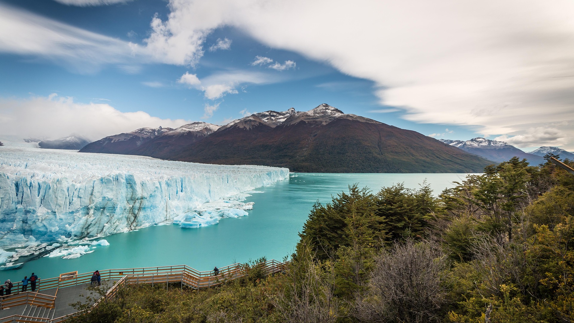 Perito-Moreno-Gletscher mit türkisem Gletschersee in Patagonien