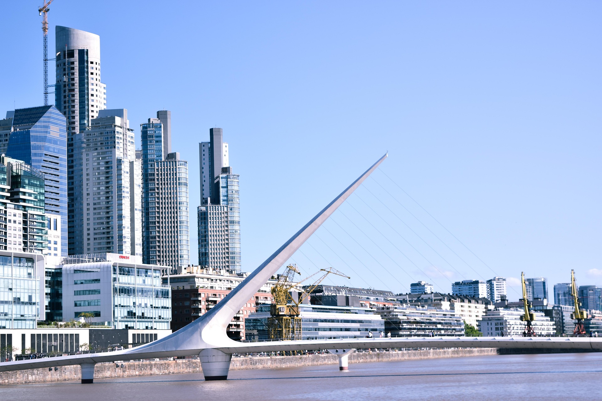 Puente de la Mujer vor der Skyline von Puerto Madero