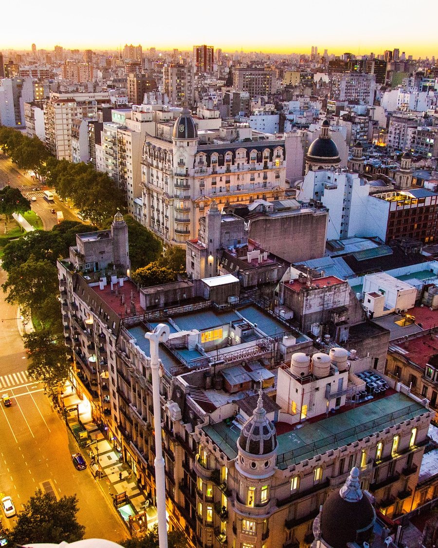 Buenos Aires von oben in der Abenddämmerung
