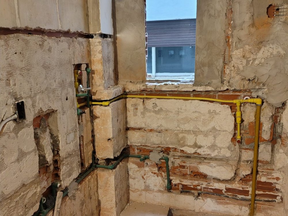 Bad im Rohbau mit neu verlegten Gas- und Wasserleitungen
